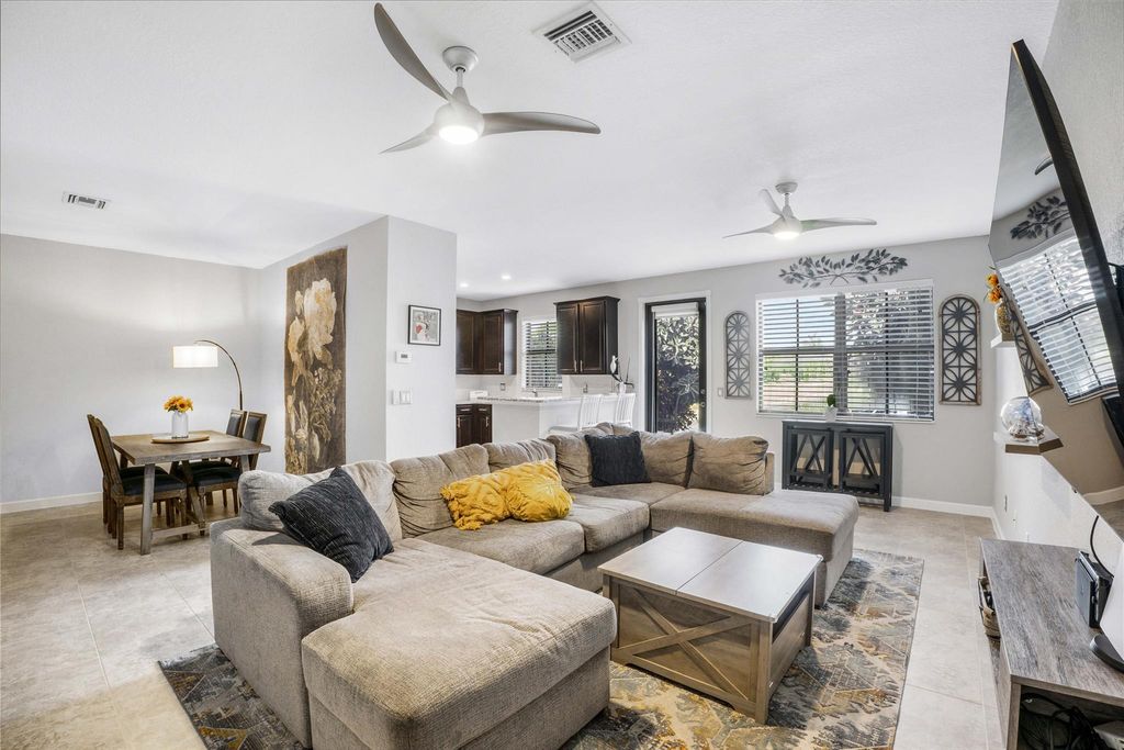 Image 15 of property listing at 8405 Lakeview Trl, Parkland, FL 33076