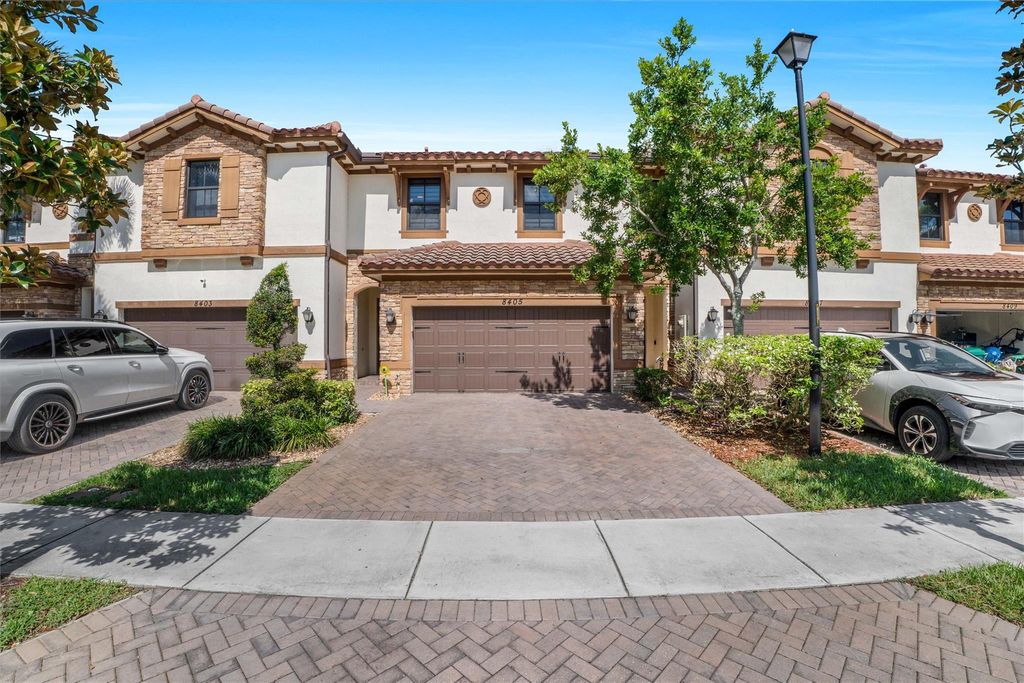 Image 2 of property listing at 8405 Lakeview Trl, Parkland, FL 33076