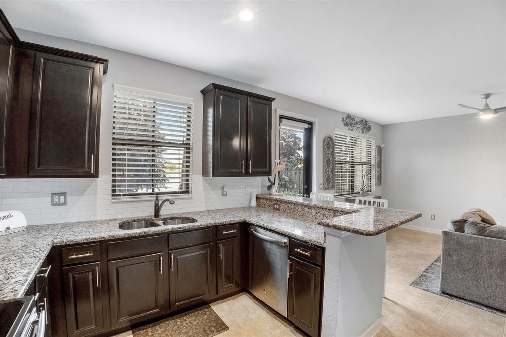 Image 21 of property listing at 8405 Lakeview Trl, Parkland, FL 33076