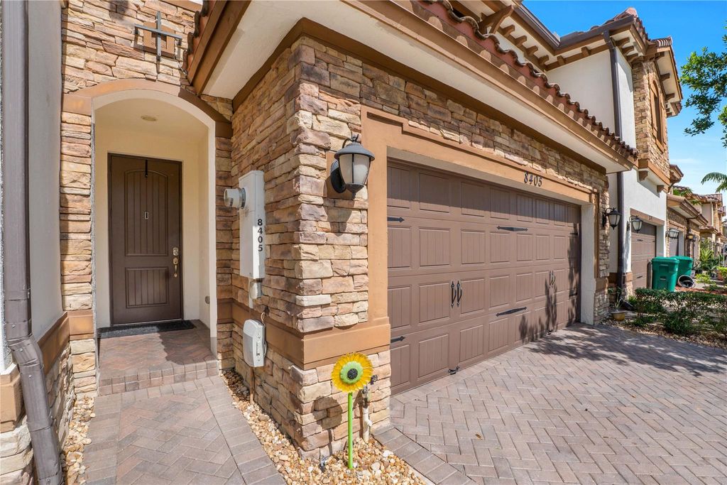 Image 5 of property listing at 8405 Lakeview Trl, Parkland, FL 33076