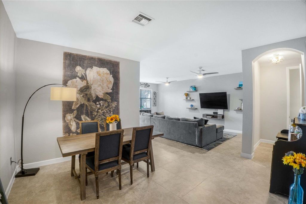 Image 8 of property listing at 8405 Lakeview Trl, Parkland, FL 33076