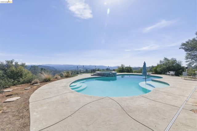 18344 Zeni Ln, Tuolumne, CA 95379
