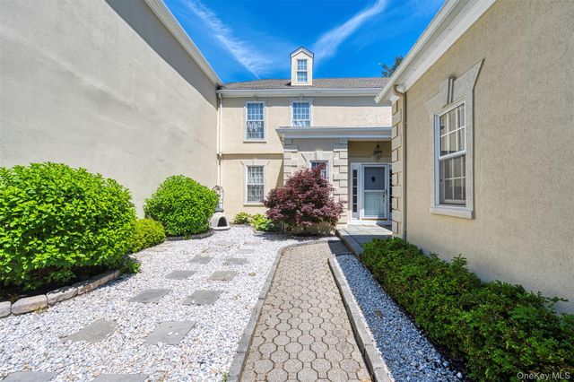 10 Swan Court, Glen Cove, NY 11542