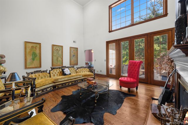 10 Swan Court, Glen Cove, NY 11542