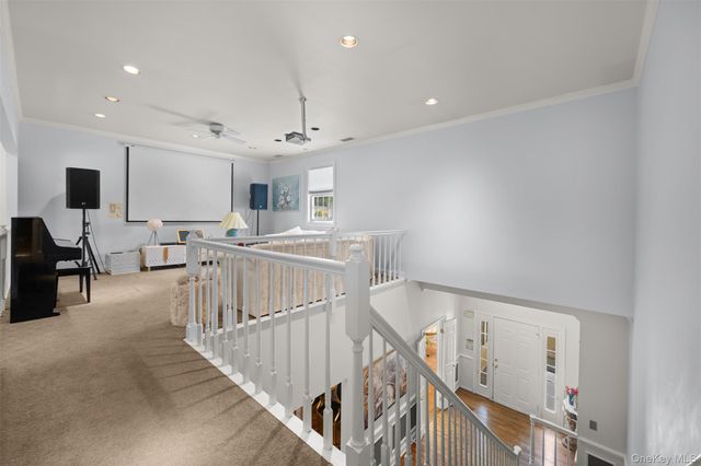 10 Swan Court, Glen Cove, NY 11542