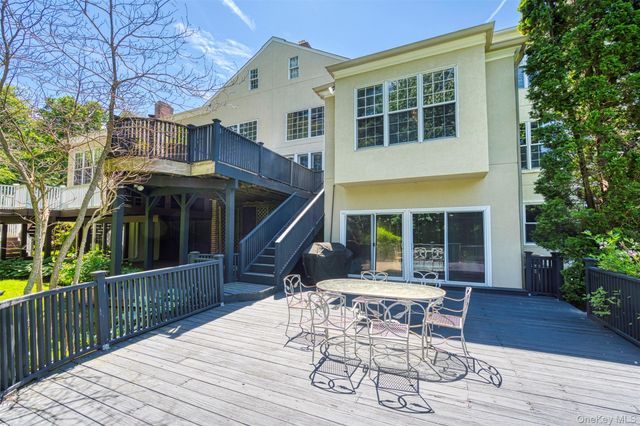 10 Swan Court, Glen Cove, NY 11542