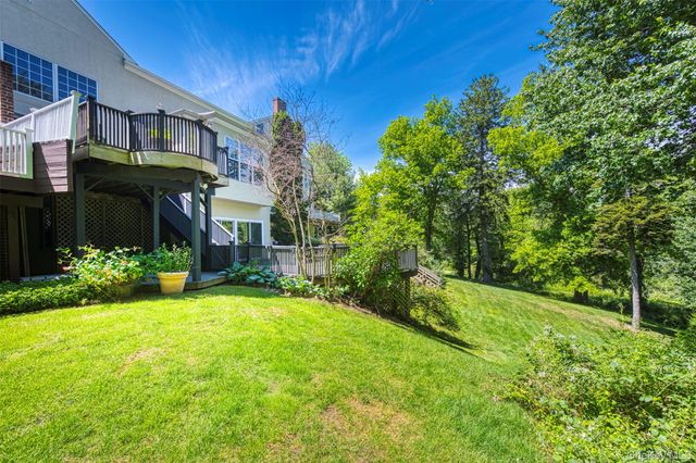 10 Swan Court, Glen Cove, NY 11542