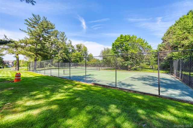 10 Swan Court, Glen Cove, NY 11542