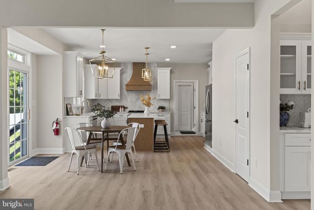 6 SKYLINE CIR, Sewell, NJ 08080