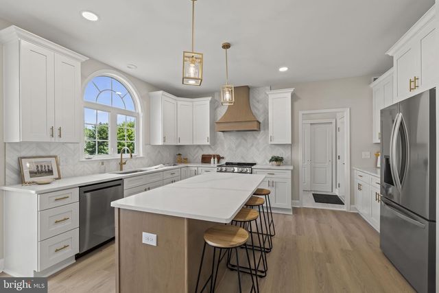 6 SKYLINE CIR, Sewell, NJ 08080