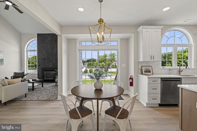 6 SKYLINE CIR, Sewell, NJ 08080