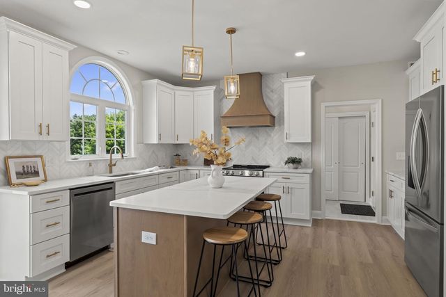 6 SKYLINE CIR, Sewell, NJ 08080