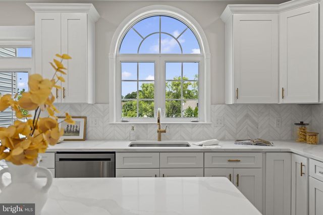 6 SKYLINE CIR, Sewell, NJ 08080