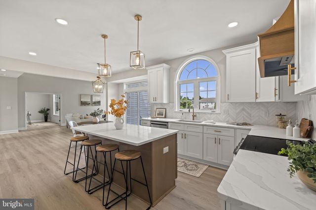 6 SKYLINE CIR, Sewell, NJ 08080