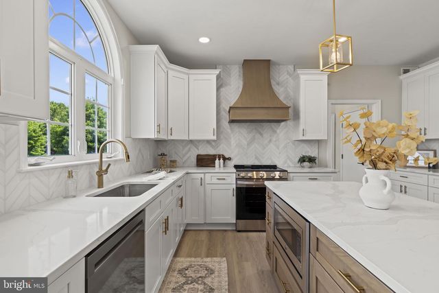 6 SKYLINE CIR, Sewell, NJ 08080