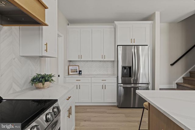 6 SKYLINE CIR, Sewell, NJ 08080