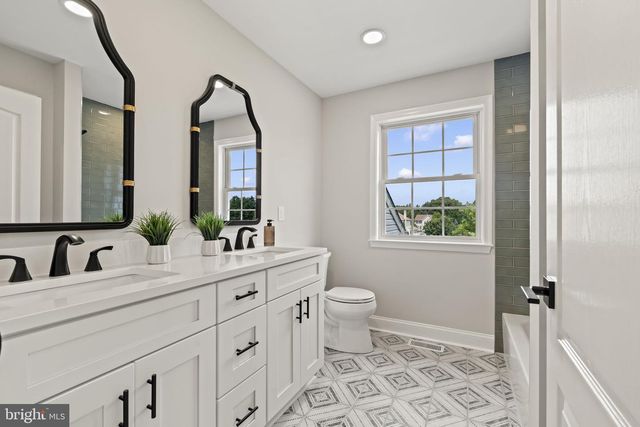 6 SKYLINE CIR, Sewell, NJ 08080
