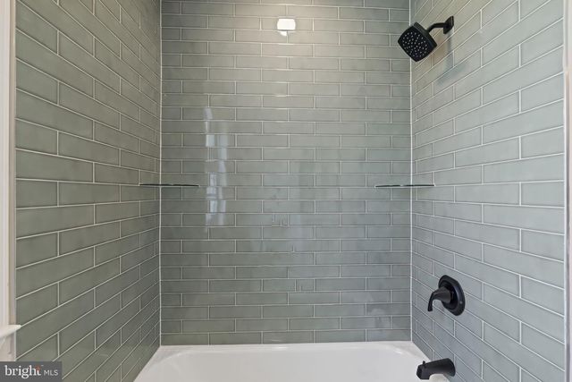 6 SKYLINE CIR, Sewell, NJ 08080