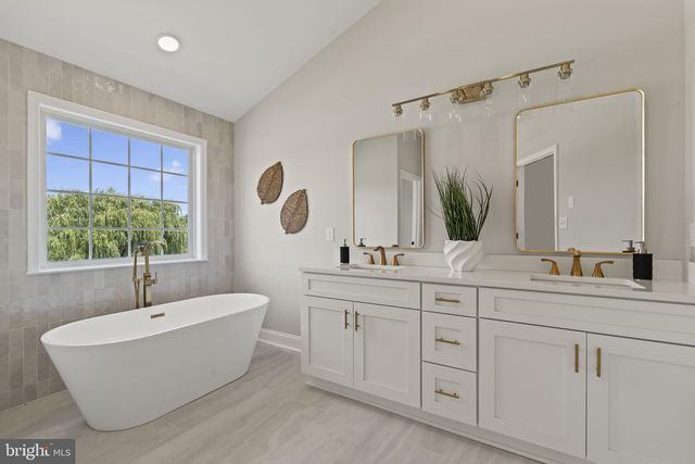 6 SKYLINE CIR, Sewell, NJ 08080