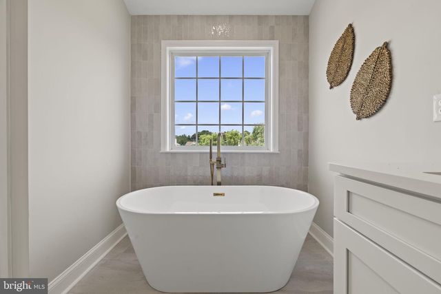 6 SKYLINE CIR, Sewell, NJ 08080