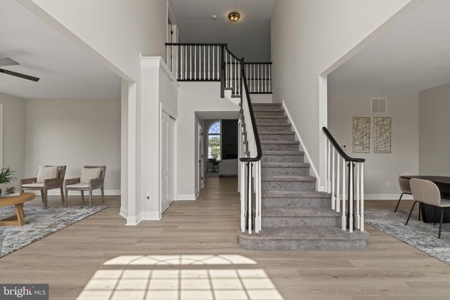 6 SKYLINE CIR, Sewell, NJ 08080