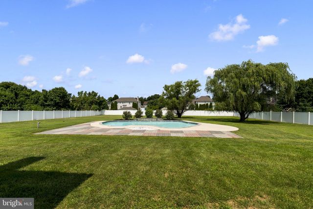 6 SKYLINE CIR, Sewell, NJ 08080