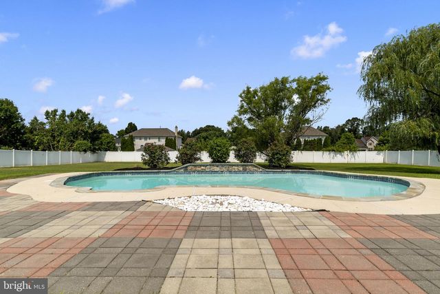 6 SKYLINE CIR, Sewell, NJ 08080