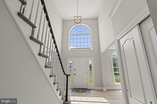 6 SKYLINE CIR, Sewell, NJ 08080