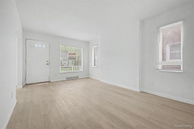 8849 Whitcomb Street, Detroit, MI 48228
