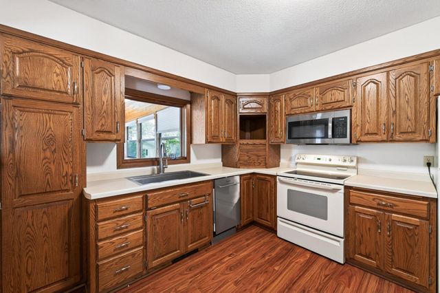 8616 34th Avenue N, New Hope, MN 55427