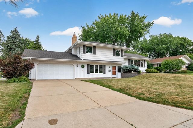 8616 34th Avenue N, New Hope, MN 55427