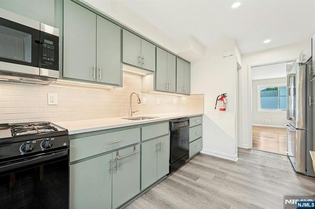 320 W Clinton Avenue, Bergenfield, NJ 07621