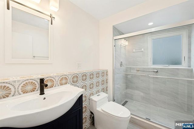 320 W Clinton Avenue, Bergenfield, NJ 07621