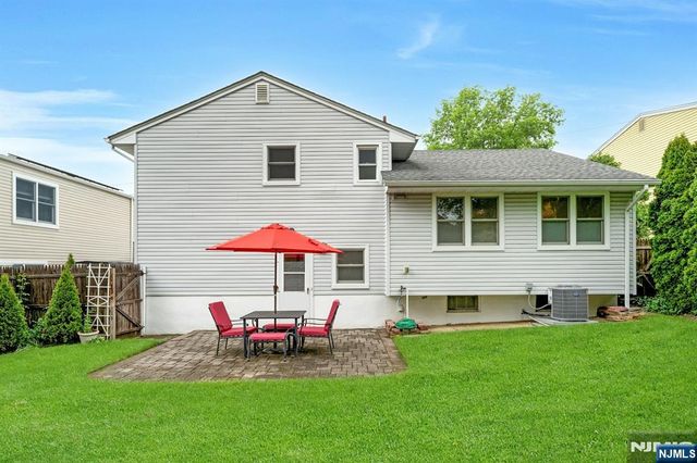 320 W Clinton Avenue, Bergenfield, NJ 07621