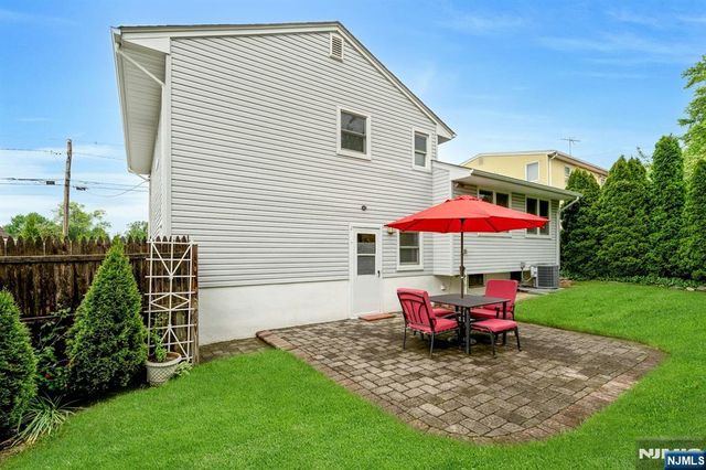 320 W Clinton Avenue, Bergenfield, NJ 07621