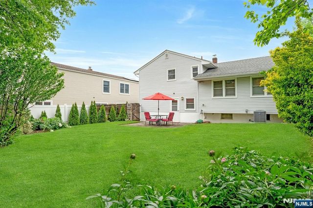 320 W Clinton Avenue, Bergenfield, NJ 07621