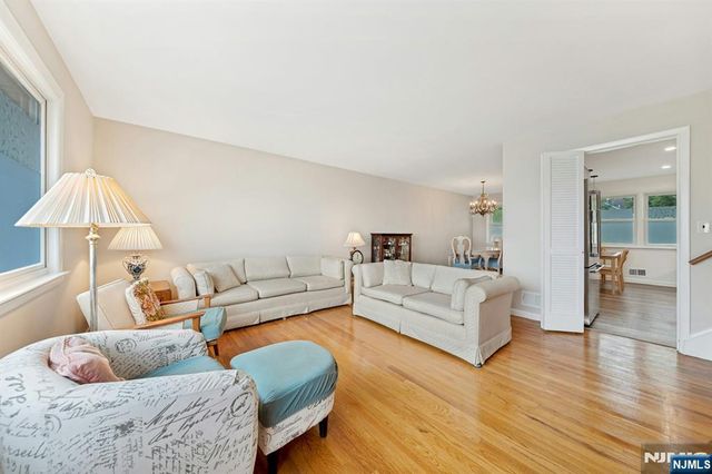 320 W Clinton Avenue, Bergenfield, NJ 07621
