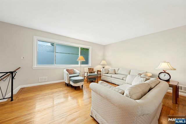 320 W Clinton Avenue, Bergenfield, NJ 07621