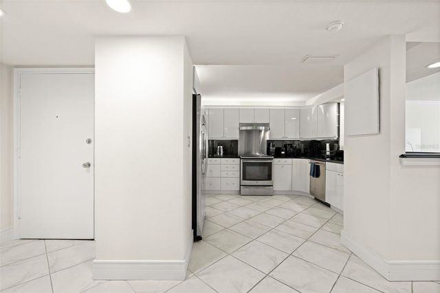 1750 BENJAMIN FRANKLIN DRIVE 8D, Sarasota, FL 34236