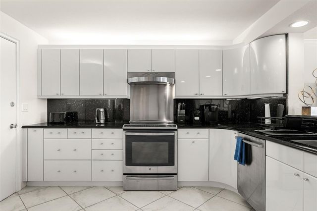 1750 BENJAMIN FRANKLIN DRIVE 8D, Sarasota, FL 34236