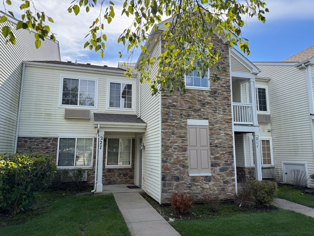 227 Silverstone Drive 227, Carpentersville, IL 60110