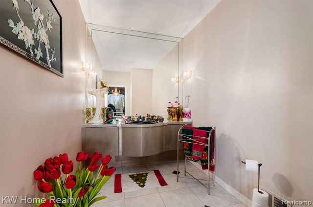 7143 Yarmouth Court, West Bloomfield, MI 48322