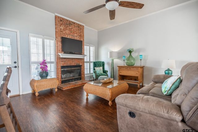 825 Braewood Cir, Lindale, TX 75771