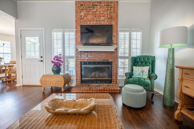 825 Braewood Cir, Lindale, TX 75771