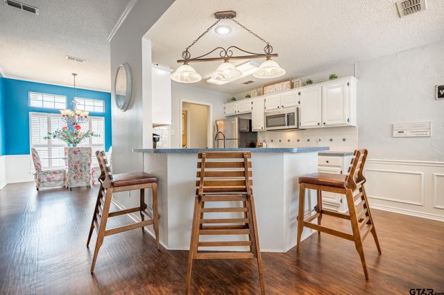 825 Braewood Cir, Lindale, TX 75771