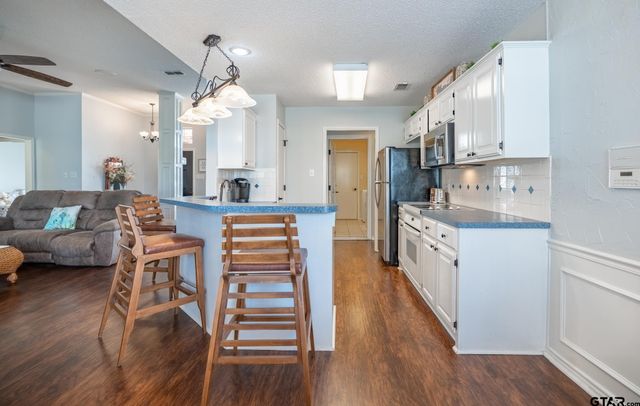 825 Braewood Cir, Lindale, TX 75771