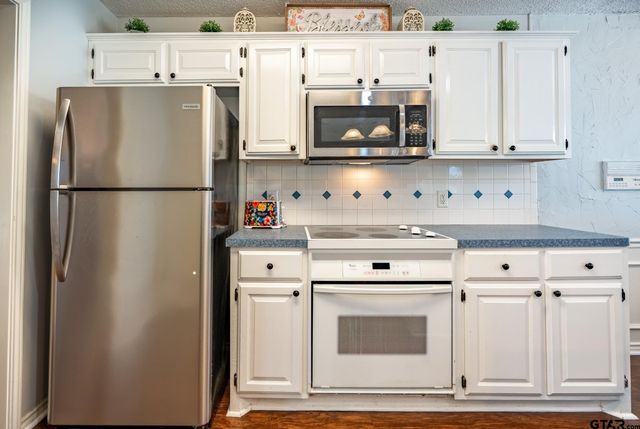 825 Braewood Cir, Lindale, TX 75771