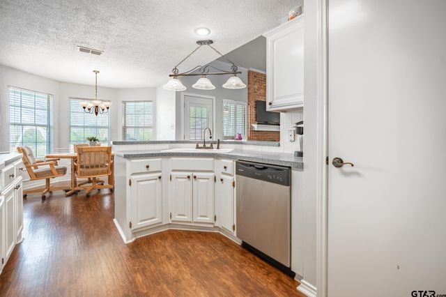 825 Braewood Cir, Lindale, TX 75771