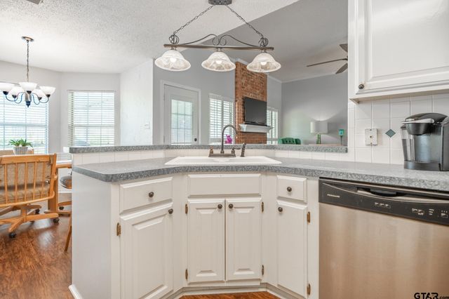 825 Braewood Cir, Lindale, TX 75771