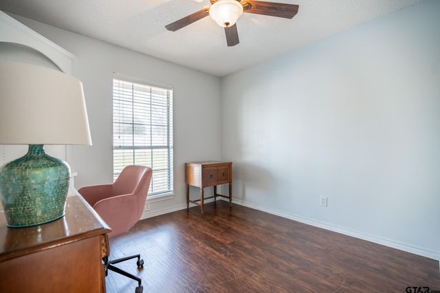 825 Braewood Cir, Lindale, TX 75771